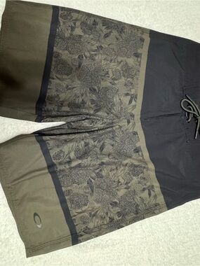 Oakley Men's Olive and Black Floral Board Shorts